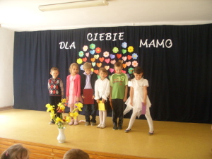 Uczniowie klasy I na scenie