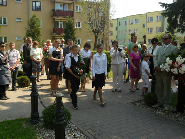 składanie kwiatów przez delegację naszych uczniów