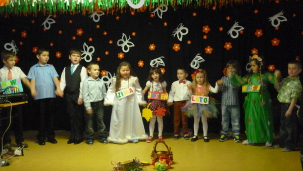 oddział przedszkolny i klasa III na scenie