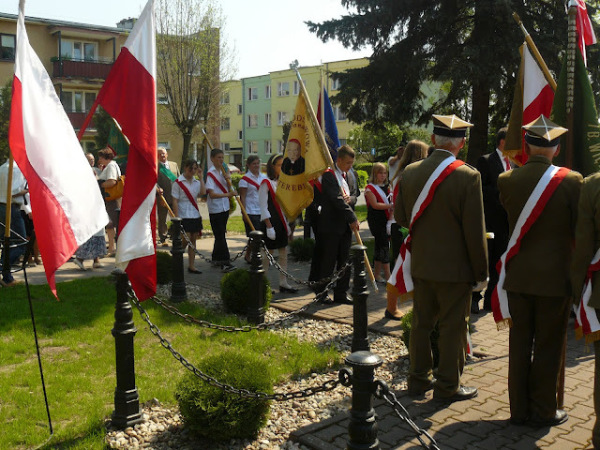 Poczet sztandarowy przed pomnikiem