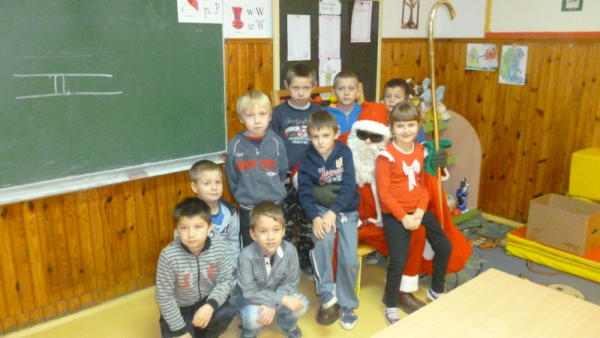 Św. Mikołaj w otoczeniu pierwszoklasistów